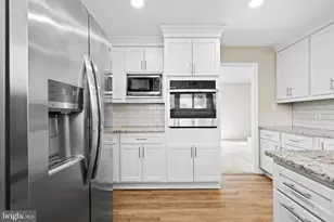 18 S Forsythia Dr S, Levittown, PA 19056 - Photo 5