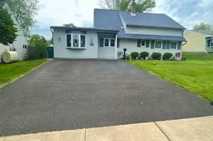 17 Heather Ln, Levittown, PA 19055 - Photo 1