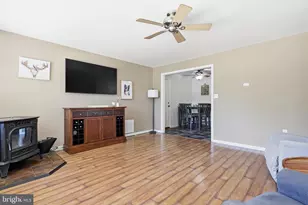 7 New Pond Ln, Levittown, PA 19054 - Photo 3