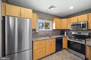 264 Goldenridge Dr, Levittown, PA 19057 - Photo 7
