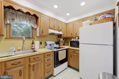 442 Lakeside Drive, Levittown, PA 19054 - Photo 3