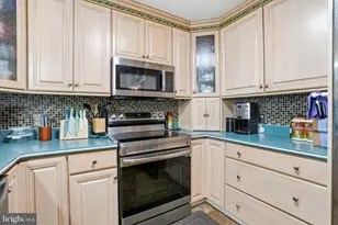 14 Hemlock Rd, Levittown, PA 19056 - Photo 7