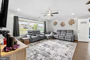 85 Buttonwood Ln, Levittown, PA 19054 - Photo 9