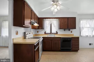 95 Taylor Dr, Levittown, PA 19054 - Photo 9