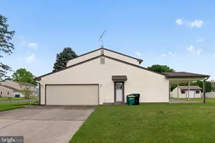 95 Taylor Dr, Levittown, PA 19054 - Photo 29