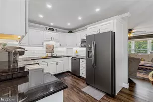 46 Twin Oak Dr, Levittown, PA 19056 - Photo 9