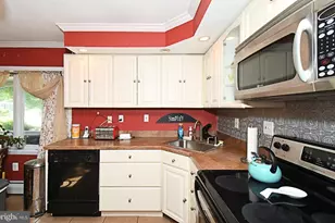 70 Tall Pine Ln, Levittown, PA 19054 - Photo 11