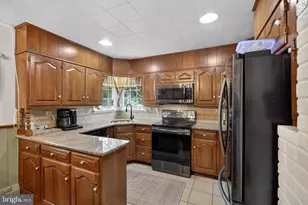 8 Marigold Cir, Levittown, PA 19054 - Photo 11