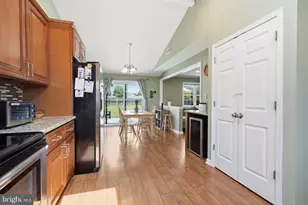 59 Iroquois Rd, Levittown, PA 19057 - Photo 9