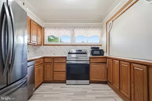 407 Holly Dr, Levittown, PA 19055 - Photo 11