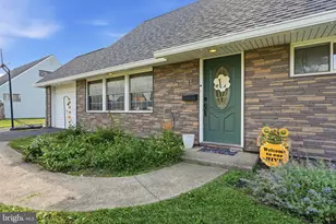 41 Crystal Pl, Levittown, PA 19057 - Photo 3