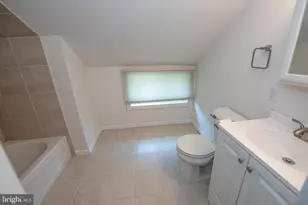 31 Roundwood Ln, Levittown, PA 19055 - Photo 31