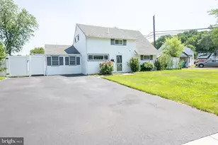 31 Roundwood Ln, Levittown, PA 19055 - Photo 3
