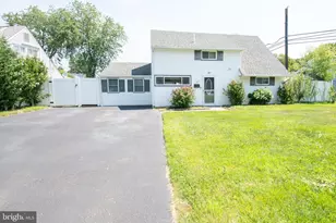 31 Roundwood Ln, Levittown, PA 19055 - Photo 3