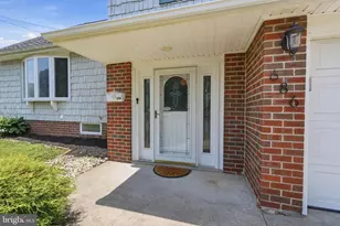 686 Cheryl Dr, Warminster, PA 18974 - Photo 3
