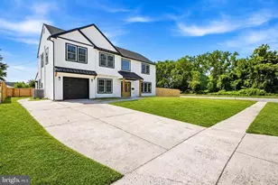 2 Schoolhouse Ln, Levittown, PA 19055 - Photo 5