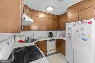 10 New Pond Ln, Levittown, PA 19054 - Photo 13