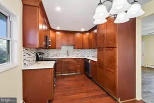 19 Vicar Ln, Levittown, PA 19054 - Photo 11