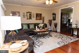26 Plumtree Rd, Levittown, PA 19056 - Photo 9