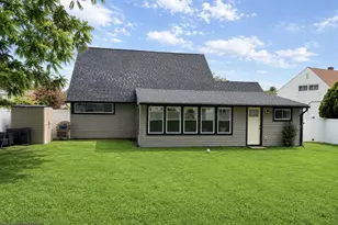 6 Roundwood Ln, Levittown, PA 19055 - Photo 5