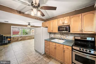 26 Inlet Rd, Levittown, PA 19057 - Photo 9