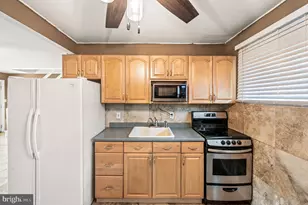 26 Inlet Rd, Levittown, PA 19057 - Photo 11