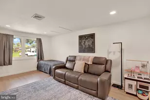 42 Burning Bush Ln, Levittown, PA 19054 - Photo 13