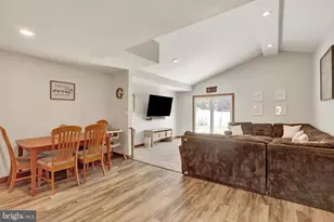 42 Burning Bush Ln, Levittown, PA 19054 - Photo 9