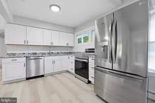 407 Holly Dr, Levittown, PA 19055 - Photo 9