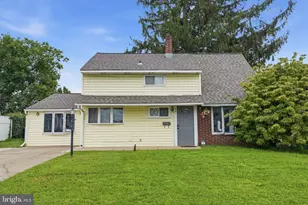 52 Robin Hill Ln, Levittown, PA 19055 - Photo 1