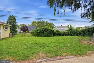 52 Robin Hill Ln, Levittown, PA 19055 - Photo 27