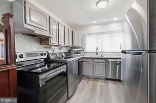 52 Robin Hill Ln, Levittown, PA 19055 - Photo 11