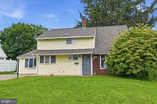 52 Robin Hill Ln, Levittown, PA 19055 - Photo 7