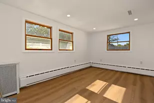 138 Village Ln, Levittown, PA 19054 - Photo 17