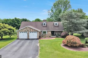 100 Lakeview Dr, Elverson, PA 19520 - Photo 5