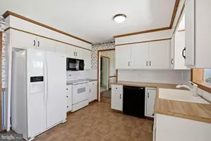 387 Yorktown Rd, Hershey, PA 17033 - Photo 15