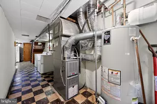 2237 S Harwood Ave, Upper Darby, PA 19082 - Photo 23