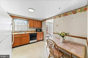 15 Colonial Cir, Aston, PA 19014 - Photo 5