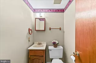 15 Colonial Cir, Aston, PA 19014 - Photo 9