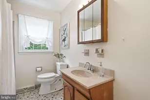 2437 W Colonial Dr, Upper Chichester, PA 19061 - Photo 35