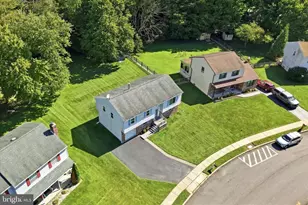 2309 Ferncroft Cir, Upper Chichester, PA 19061 - Photo 3