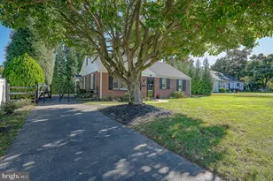 28 Longwood Dr W, Wayne, PA 19087 - Photo 1