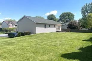 1572 Buttercup Dr, Chambersburg, PA 17202 - Photo 3