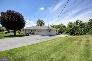 1009 Willowbrook Dr, Chambersburg, PA 17202 - Photo 3