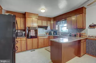 1009 Willowbrook Dr, Chambersburg, PA 17202 - Photo 9
