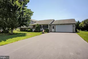1407 Hamilton Hills Dr, Chambersburg, PA 17202 - Photo 1
