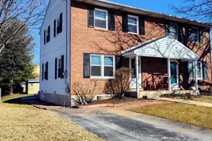 827 S Locust St, Elizabethtown, PA 17022 - Photo 3