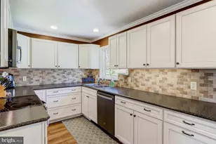 2049 Pine Dr, Lancaster, PA 17601 - Photo 9