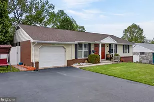 825 Darby Ln, Lancaster, PA 17601 - Photo 3