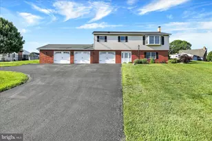 527 Ridgeview Rd S, Elizabethtown, PA 17022 - Photo 1